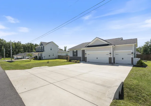 Photo 3 of Single family home for sale at 705 Chestnut Bnd, Dickson, TN 37055 | MLS# 3308933 | Listing updated on 2026-09-15