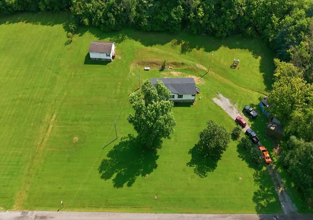 Photo 3 of Manufactured home for sale at 1305 Wolf Hl Rd, Bethpage, TN 37022 | MLS# 3309512 | Listing updated on 2026-09-09