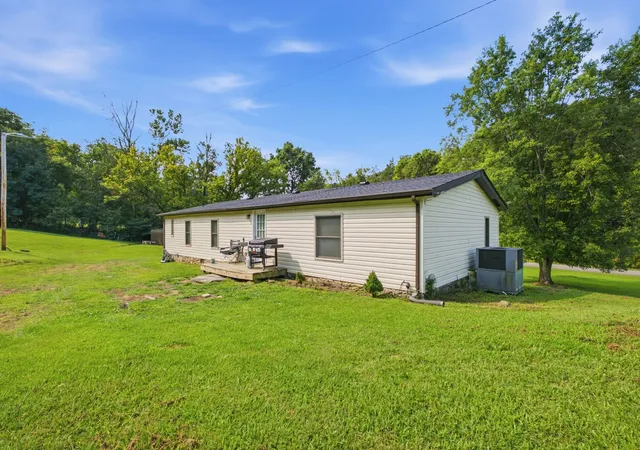 Photo 3 of Manufactured home for sale at 1305 Wolf Hl Rd, Bethpage, TN 37022 | MLS# 3309512 | Listing updated on 2026-09-09