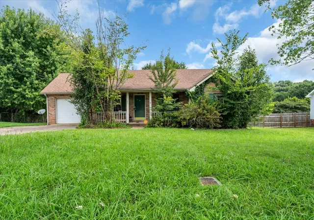 Photo 2 of Single family home for sale at 1385 William Suiters Ln, Clarksville, TN 37042 | MLS# 3511150 | Listing updated on 2026-09-15