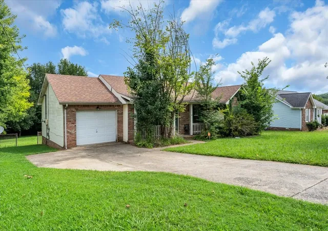 Photo 3 of Single family home for sale at 1385 William Suiters Ln, Clarksville, TN 37042 | MLS# 3511150 | Listing updated on 2026-09-15