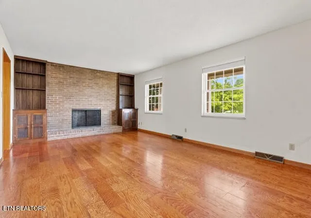 Photo 4 of Single family home for sale at 406 Montvale Sta Rd, Maryville, TN 37803 | MLS# 3312622 | Listing updated on 2026-09-09