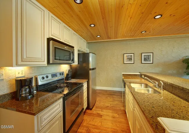 Photo 4 of Condo for sale at 3415 Teaster Ln #401, Pigeon Forge, TN 37863 | MLS# 3591752 | Listing updated on 2026-09-14