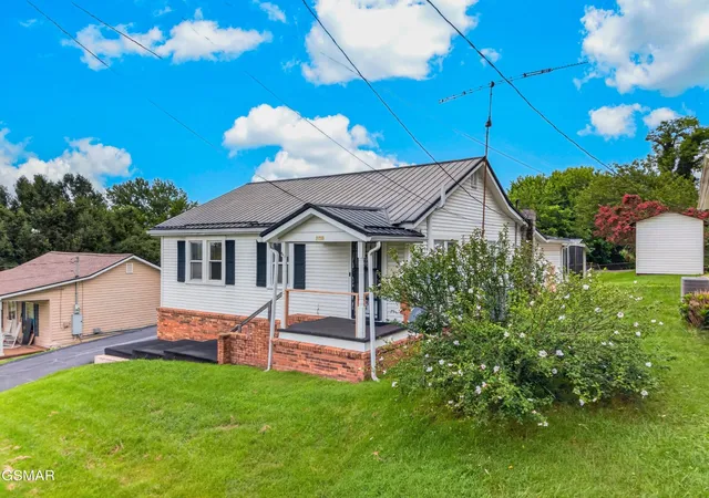 Photo 3 of Single family home for sale at 229 Aesque St, Kingsport, TN 37665 | MLS# 3591757 | Listing updated on 2026-09-15