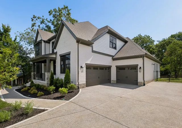 Photo 3 of Single family home for sale at 2808 White Oak Dr, Nashville, TN 37215 | MLS# 3502138 | Listing updated on 2026-09-15