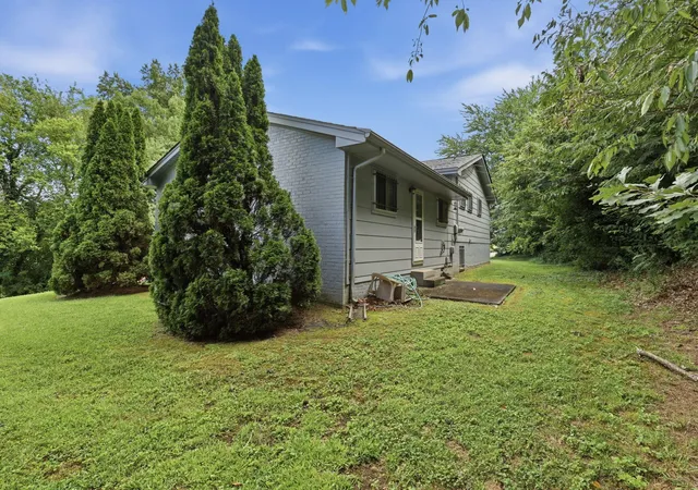 Photo 3 of Single family home for sale at 1127 Hillsboro Dr, Chattanooga, TN 37412 | MLS# 3320566 | Listing updated on 2026-10-08