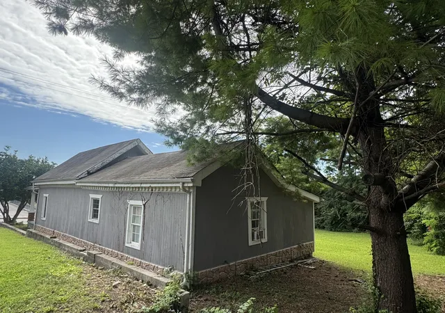 Photo 3 of Single family home for sale at 210 S Foster Ave, Gallatin, TN 37066 | MLS# 3501222 | Listing updated on 2026-10-07