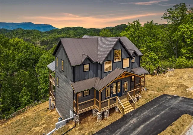 Photo 3 of Sale Pending at 2829 Red Sky Dr, Sevierville, TN 37862 | MLS# 3333504 | Listing updated on 2026-09-11