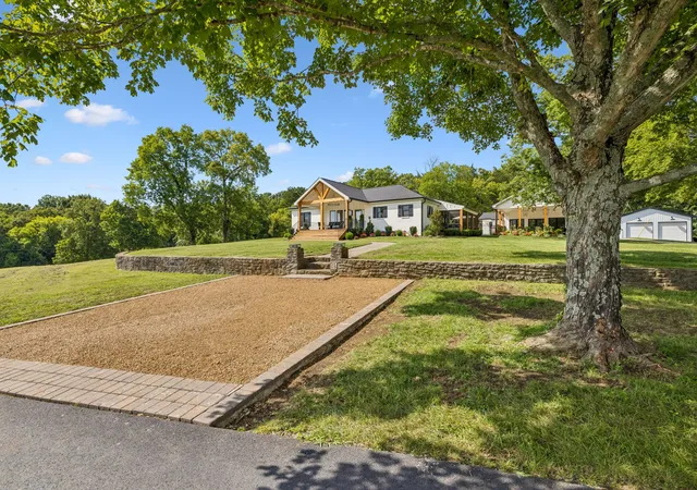 Photo 3 of Single family home for sale at 5672 Carters Crk Pike, Thompsons Station, TN 37179 | MLS# 3335870 | Listing updated on 2026-10-19
