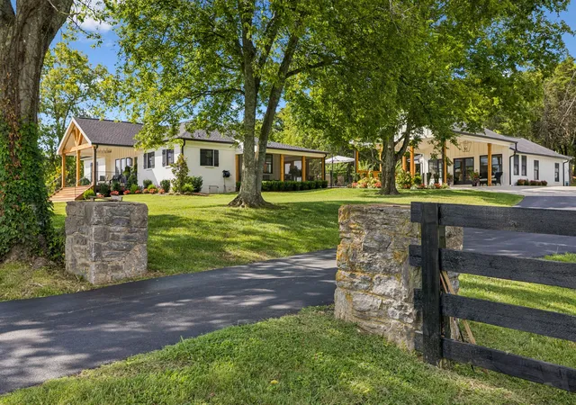 Photo 4 of Single family home for sale at 5672 Carters Crk Pike, Thompsons Station, TN 37179 | MLS# 3335870 | Listing updated on 2026-10-19