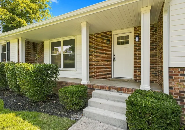 Photo 3 of Single family home for sale at 215 Tyne Bay Dr, Hendersonville, TN 37075 | MLS# 3501230 | Listing updated on 2026-09-14
