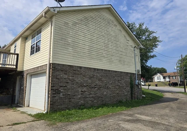 Photo 3 of Sale Pending at 2025 Windroe Dr, Clarksville, TN 37042 | MLS# 3499524 | Listing updated on 2026-09-11