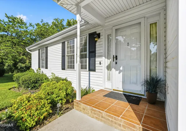 Photo 3 of Single family home for sale at 2903 Large Oak Ln, Knoxville, TN 37921 | MLS# 3591768 | Listing updated on 2026-09-15