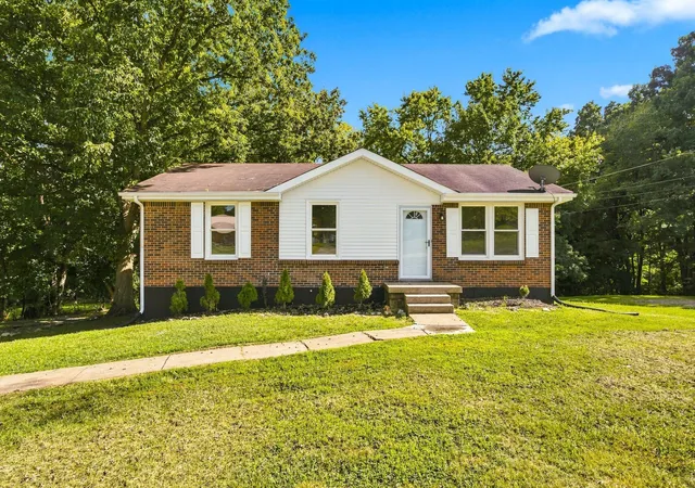 Photo 1 of Single family home for sale at 806 Kingsbury Rd, Clarksville, TN 37040 | MLS# 3541932 | Listing updated on 2026-09-23