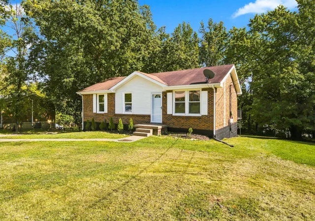 Photo 2 of Single family home for sale at 806 Kingsbury Rd, Clarksville, TN 37040 | MLS# 3541932 | Listing updated on 2026-09-23