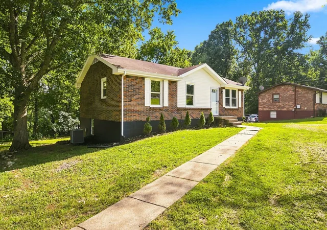 Photo 3 of Single family home for sale at 806 Kingsbury Rd, Clarksville, TN 37040 | MLS# 3541932 | Listing updated on 2026-09-23