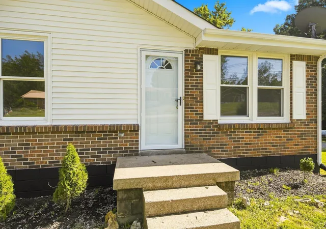 Photo 3 of Single family home for sale at 806 Kingsbury Rd, Clarksville, TN 37040 | MLS# 3541932 | Listing updated on 2026-09-23
