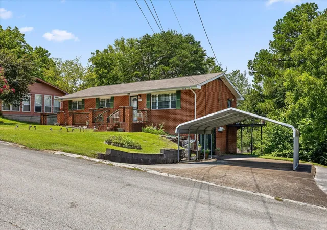 Photo 4 of Single family home for sale at 7810 Holiday Hills Cir, Chattanooga, TN 37416 | MLS# 3499741 | Listing updated on 2026-10-02