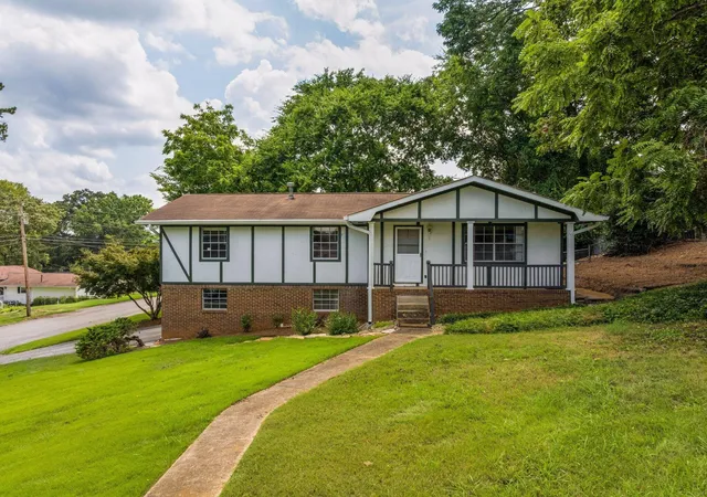 Photo 2 of Single family home for sale at 922 Wesley Dr, Hixson, TN 37343 | MLS# 3499831 | Listing updated on 2026-09-11