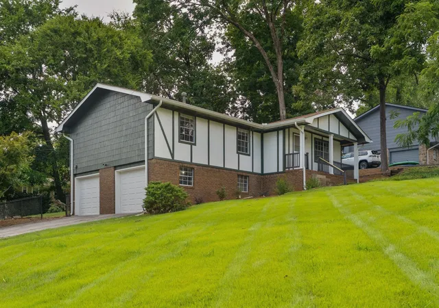 Photo 3 of Single family home for sale at 922 Wesley Dr, Hixson, TN 37343 | MLS# 3499831 | Listing updated on 2026-09-11