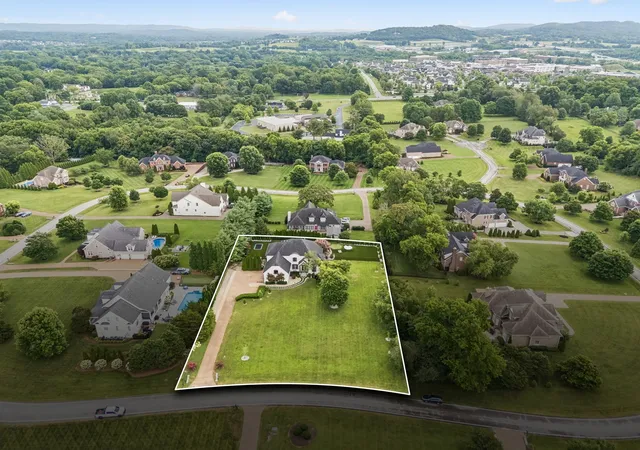 Photo 2 of Single family home for sale at 2112 Summer Hl Cir, Franklin, TN 37064 | MLS# 3505916 | Listing updated on 2026-10-10
