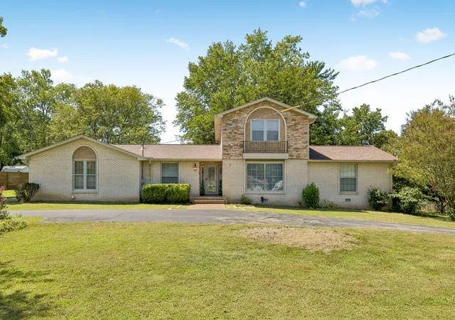 Photo 1 of Single family home for sale at 130 Glenn Hill Dr, Hendersonville, TN 37075 | MLS# 3521029 | Listing updated on 2026-09-13