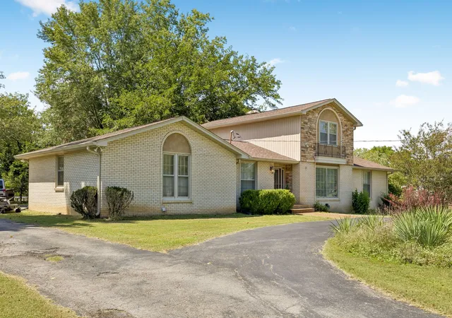 Photo 2 of Single family home for sale at 130 Glenn Hill Dr, Hendersonville, TN 37075 | MLS# 3521029 | Listing updated on 2026-09-13
