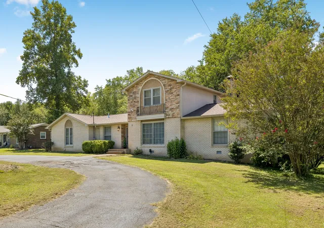 Photo 3 of Single family home for sale at 130 Glenn Hill Dr, Hendersonville, TN 37075 | MLS# 3521029 | Listing updated on 2026-09-13