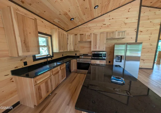 Photo 3 of Single family home for sale at 928 Ski Mountain Rd, Gatlinburg, TN 37738 | MLS# 3509972 | Listing updated on 2026-10-06