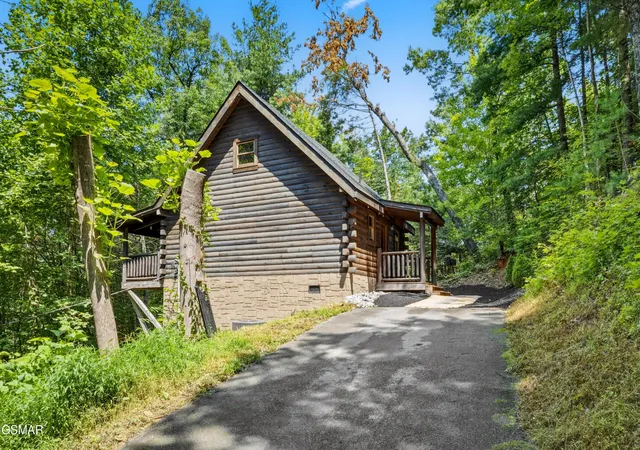 Photo 2 of Single family home for sale at 1922 Beach Front Dr #1922, Sevierville, TN 37876 | MLS# 3591784 | Listing updated on 2026-09-24