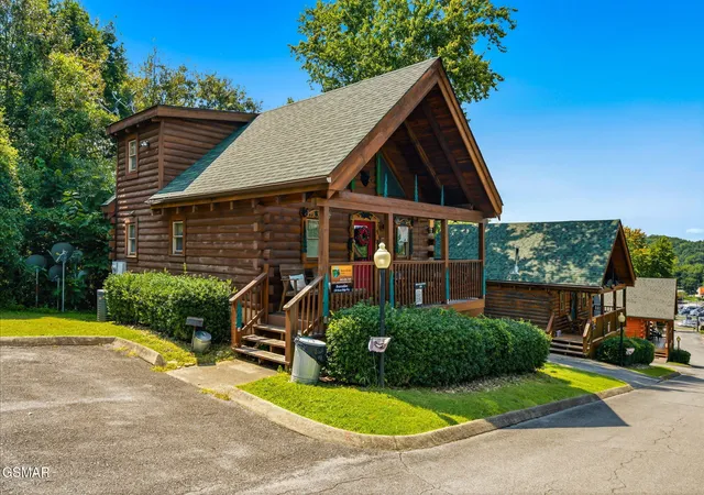 Photo 3 of Single family home for sale at 220 Moose Ridge Way, Pigeon Forge, TN 37863 | MLS# 3512383 | Listing updated on 2026-09-11