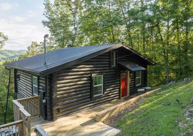 Photo 3 of Sale Pending at 1065 Shell Mountain Rd, Sevierville, TN 37876 | MLS# 3530338 | Listing updated on 2026-09-24