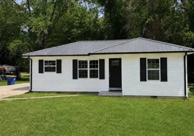 Single family home for sale at 112 Clinton St, Russellville, KY 42276 | MLS# 3513743