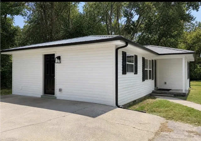 Photo 3 of Single family home for sale at 112 Clinton St, Russellville, KY 42276 | MLS# 3513743 | Listing updated on 2026-09-23