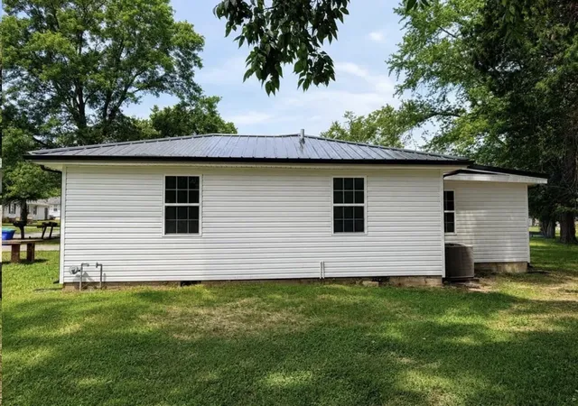 Photo 3 of Single family home for sale at 112 Clinton St, Russellville, KY 42276 | MLS# 3513743 | Listing updated on 2026-09-23