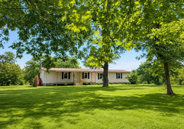 Photo 2 of Manufactured home for sale at 3231 E Stinson Rd, Lafayette, TN 37083 | MLS# 3513838 | Listing updated on 2026-09-11