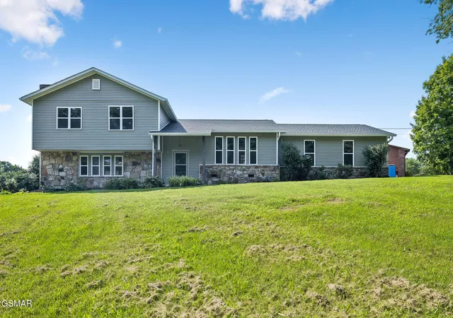 Photo 1 of Single family home for sale at 213 Chapman Overlook Dr, Seymour, TN 37865 | MLS# 3591801 | Listing updated on 2026-09-29
