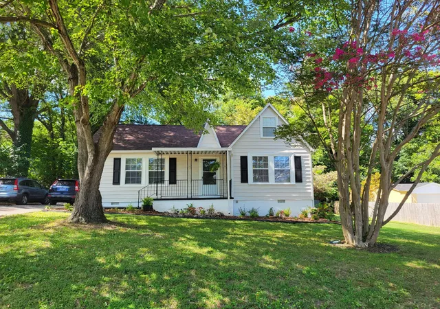 Photo 1 of Single family home for sale at 300 S Oak St, Sweetwater, TN 37874 | MLS# 3514589 | Listing updated on 2026-09-12