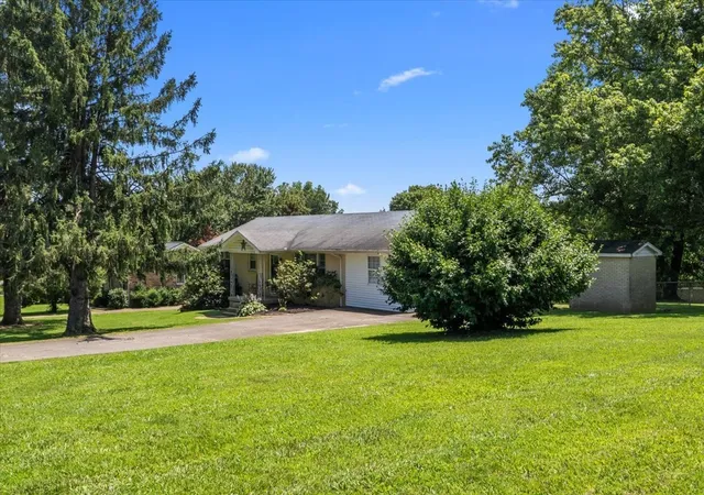 Photo 2 of Single family home for sale at 1109 N Charlotte St, Dickson, TN 37055 | MLS# 3541390 | Listing updated on 2026-10-06