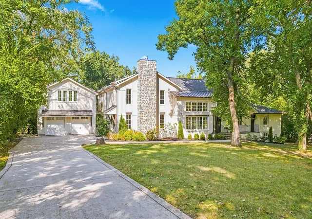 Photo 3 of Single family home for sale at 824 Belton Dr, Nashville, TN 37205 | MLS# 3546488 | Listing updated on 2026-09-25