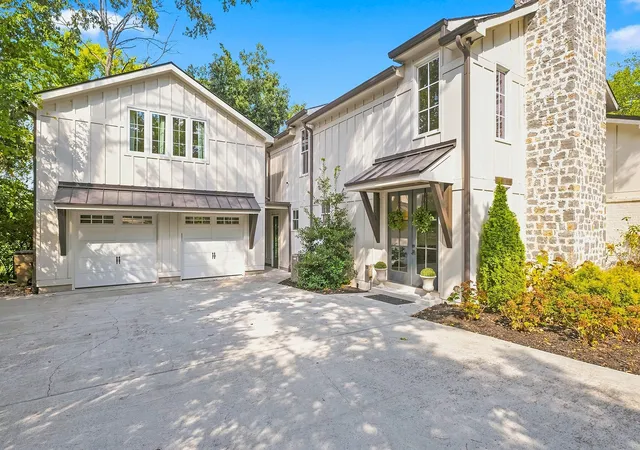 Photo 3 of Single family home for sale at 824 Belton Dr, Nashville, TN 37205 | MLS# 3546488 | Listing updated on 2026-09-25