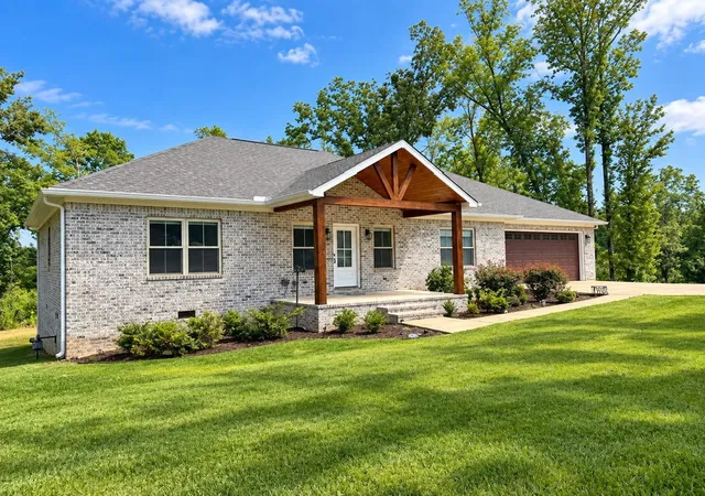 Single family home for sale at 320 Hawthorne Ln, Savannah, TN 38372 | MLS# 3514927