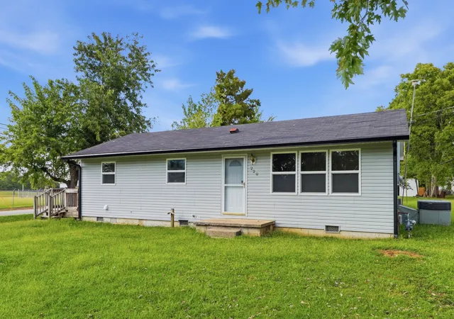 Photo 1 of Single family home for sale at 220 Austin Ave, Shelbyville, TN 37160 | MLS# 3515928 | Listing updated on 2026-09-22