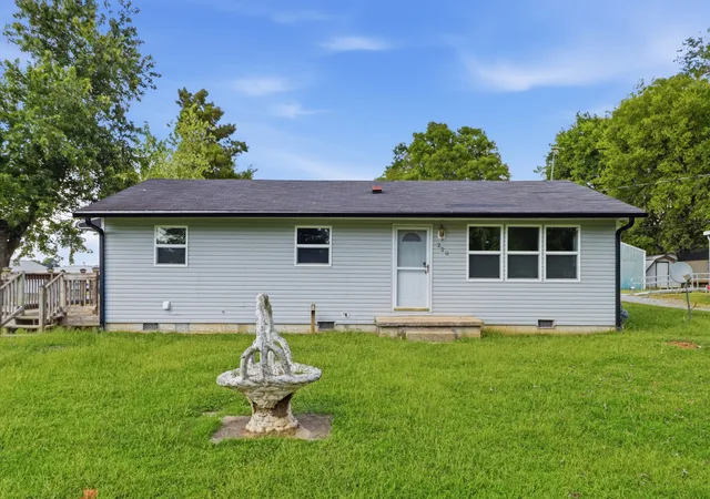 Photo 2 of Single family home for sale at 220 Austin Ave, Shelbyville, TN 37160 | MLS# 3515928 | Listing updated on 2026-09-22