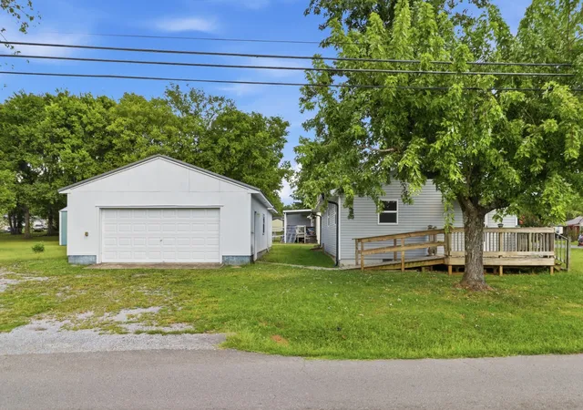 Photo 3 of Single family home for sale at 220 Austin Ave, Shelbyville, TN 37160 | MLS# 3515928 | Listing updated on 2026-09-22