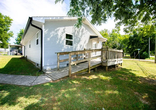 Photo 3 of Single family home for sale at 220 Austin Ave, Shelbyville, TN 37160 | MLS# 3515928 | Listing updated on 2026-09-22