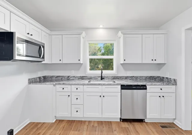 Photo 4 of Single family home for sale at 220 Austin Ave, Shelbyville, TN 37160 | MLS# 3515928 | Listing updated on 2026-09-22