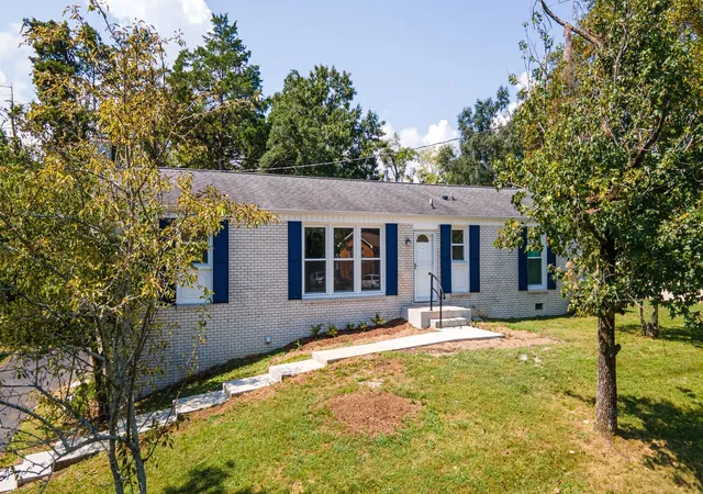 Photo 1 of Single family home for sale at 609 Harpeth Pkwy E, Nashville, TN 37221 | MLS# 3527372 | Listing updated on 2026-10-08