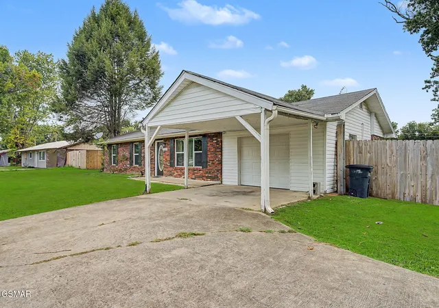 Photo 3 of Single family home for sale at 2319 Pittman Ctr Rd, Sevierville, TN 37876 | MLS# 3516299 | Listing updated on 2026-09-11