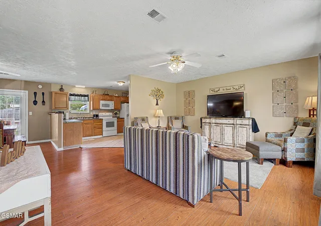 Photo 3 of Single family home for sale at 2319 Pittman Ctr Rd, Sevierville, TN 37876 | MLS# 3516299 | Listing updated on 2026-09-11